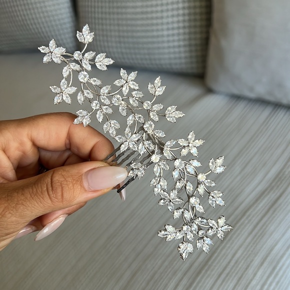 Bridal hair piece. Excellent condition. - Picture 2 of 2